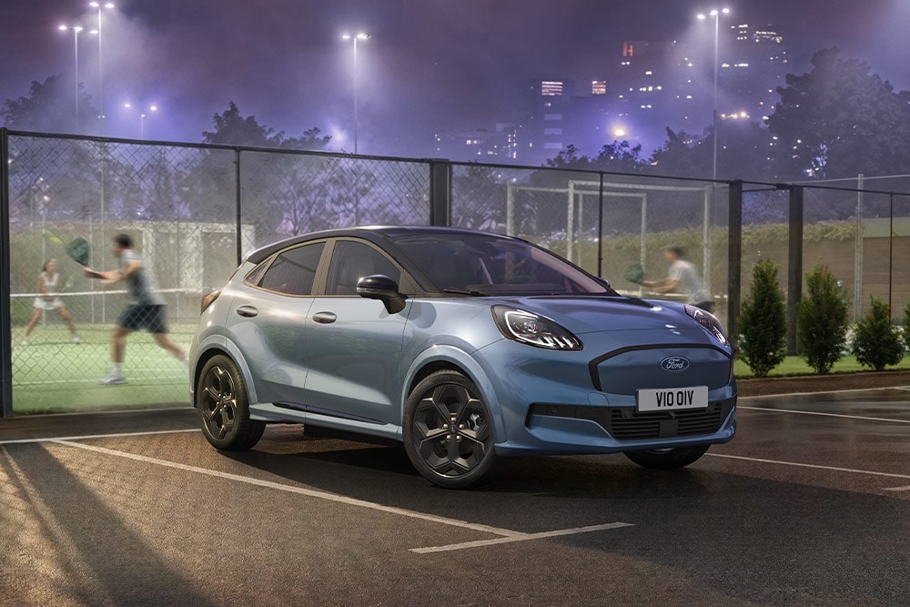 Ford Puma w wersji BlueCruise zaprakowany przy kortach tenisowych w nocy.