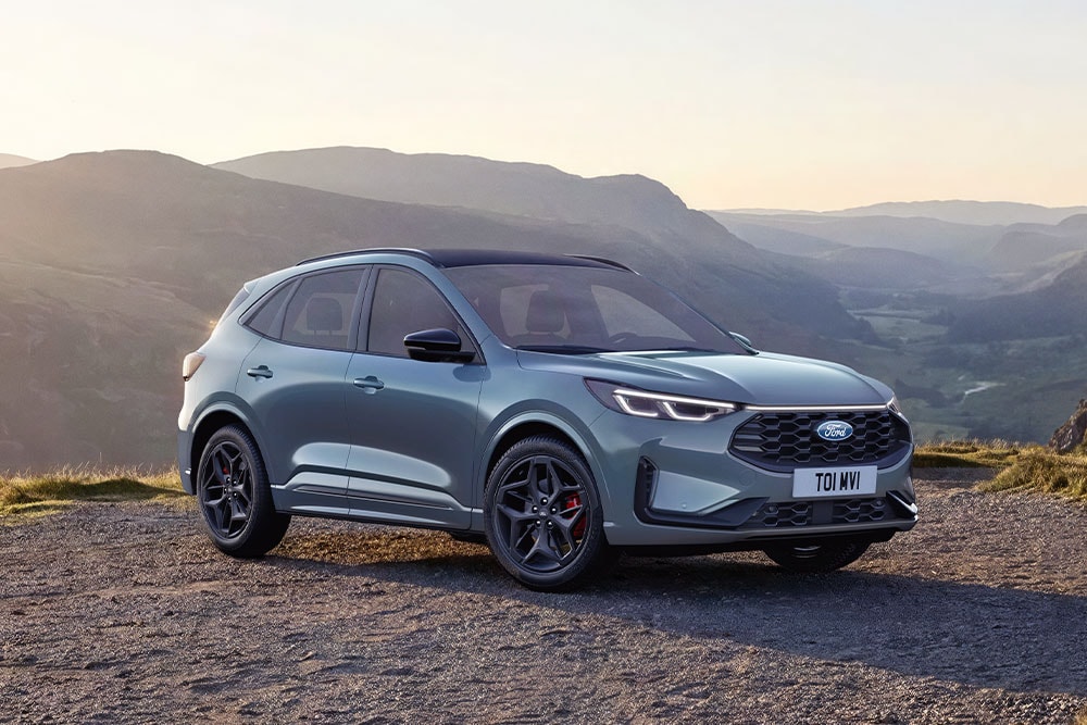 Ford Kuga w wersji BlueCruise na tle górskiego krajobrazu. 