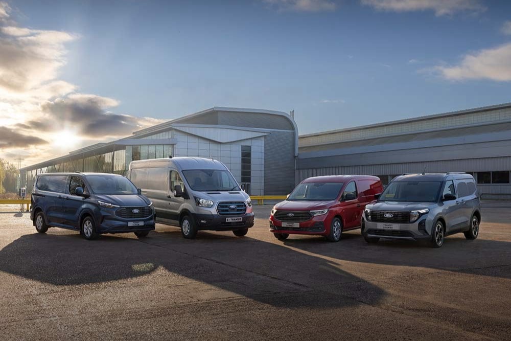 Cztery furgony Ford – Transit Custom, E-Transit, Transit Courier i Tourneo Courier stoją przed halą.