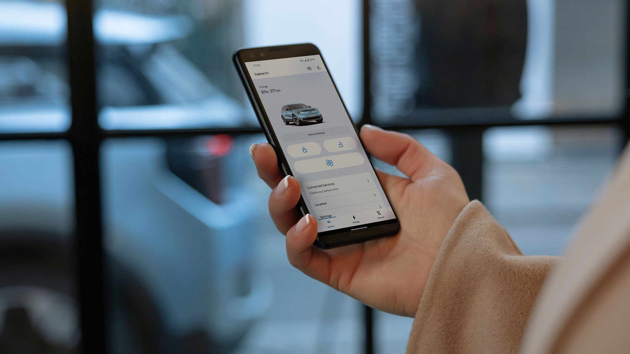 Osoba przeglądająca aplikację FordPass