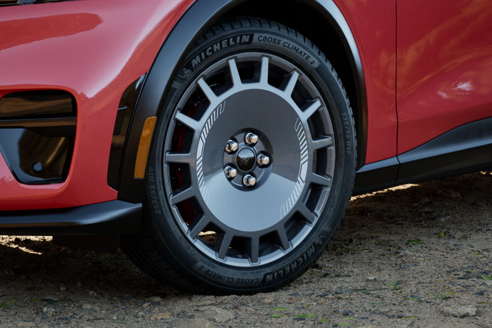 Zbliżenie na koło Mustanga Mach-E GT Rally w kolorze Race Red.