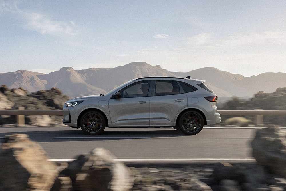 Srebrny Ford Kuga jadący widokową górską trasą.