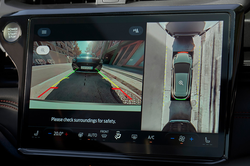 Zbliżenie na kamerę 360° pokazujące wspomaganie parkowania w nowym elektrycznym Fordzie Puma Gen-E®.