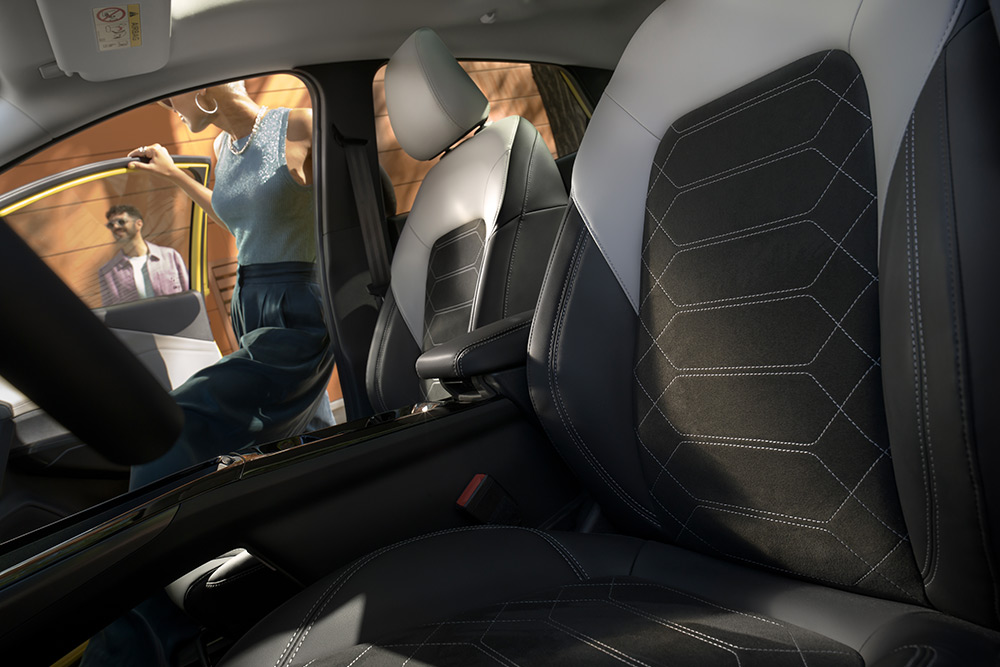 Zbliżenie na czarno-szare ergonomiczne siedzenia w elektrycznym Fordzie Puma Gen-E®.