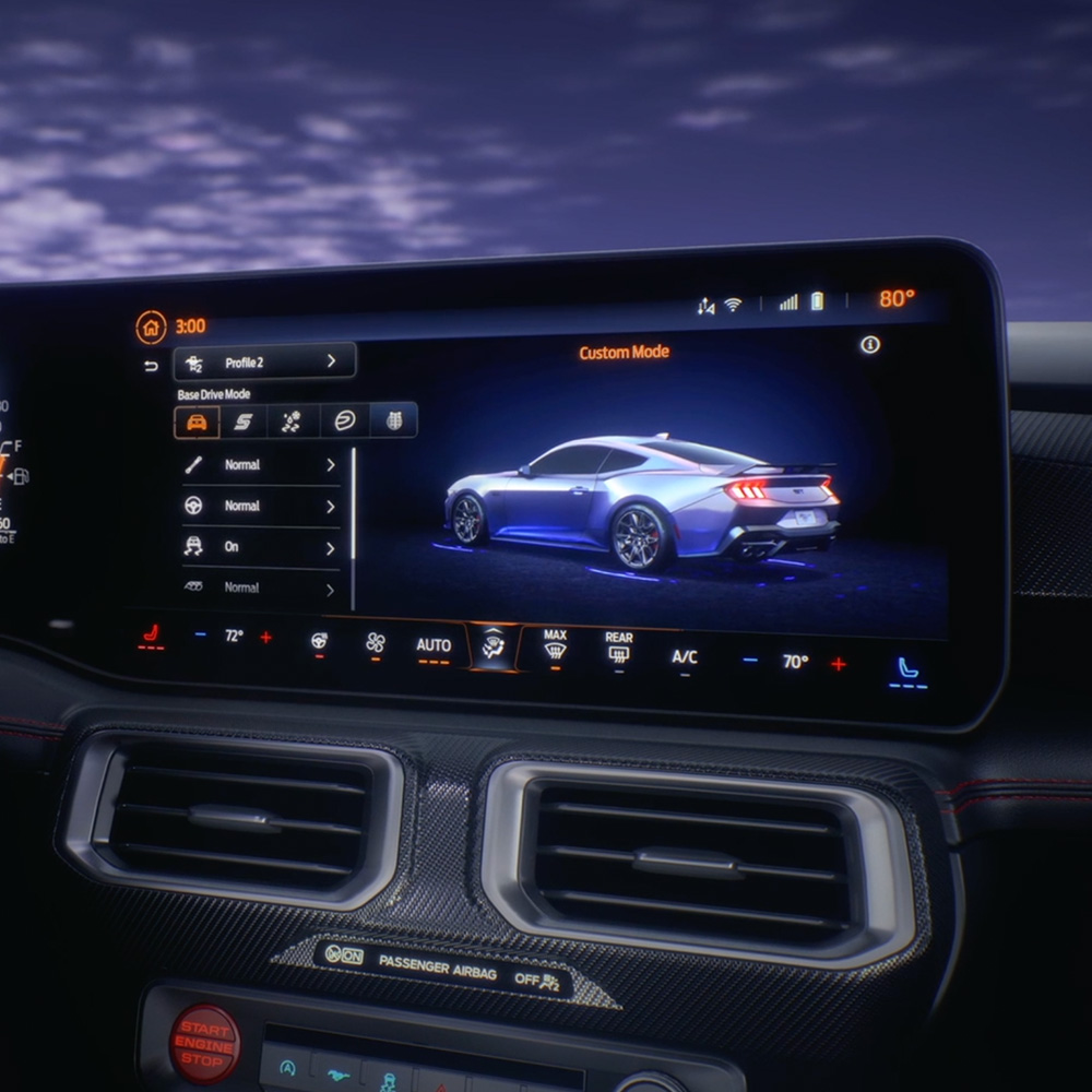 Zbliżenie ekranu na desce rozdzielczej Forda Mustang wyświetlającego system Ford SYNC 4