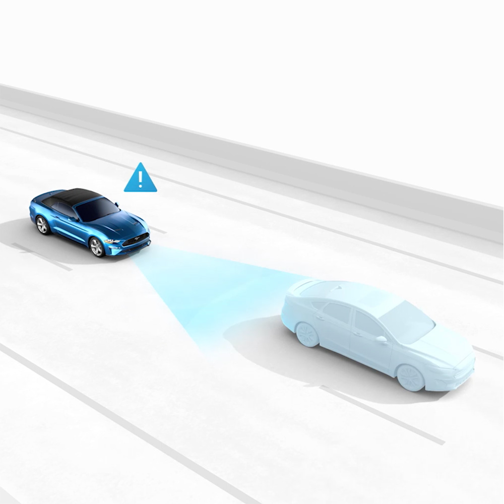 Graficzna ilustracja Ford Mustang korzystającej z adaptacyjnego tempomatu w celu utrzymania bezpiecznej odległości na autostradzie