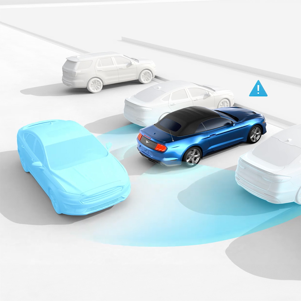 Graficzna ilustracja Ford Mustang korzystającej z asystenta hamowania podczas cofania, aby uniknąć możliwej kolizji