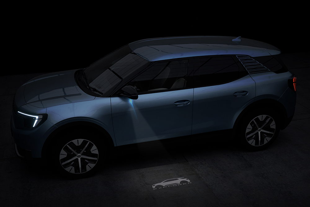 Niebieski Ford Explorer w ciemności z logo marki wyświetlanym na ziemi