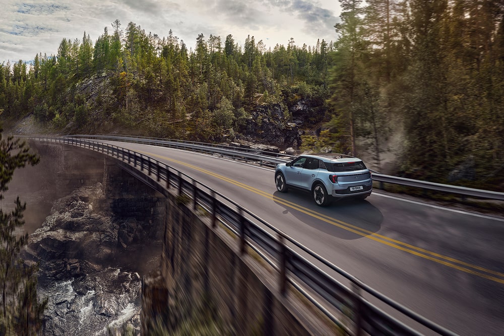 Niebieski SUV rodzinny Ford Explorer przemierzający górską okolicę.