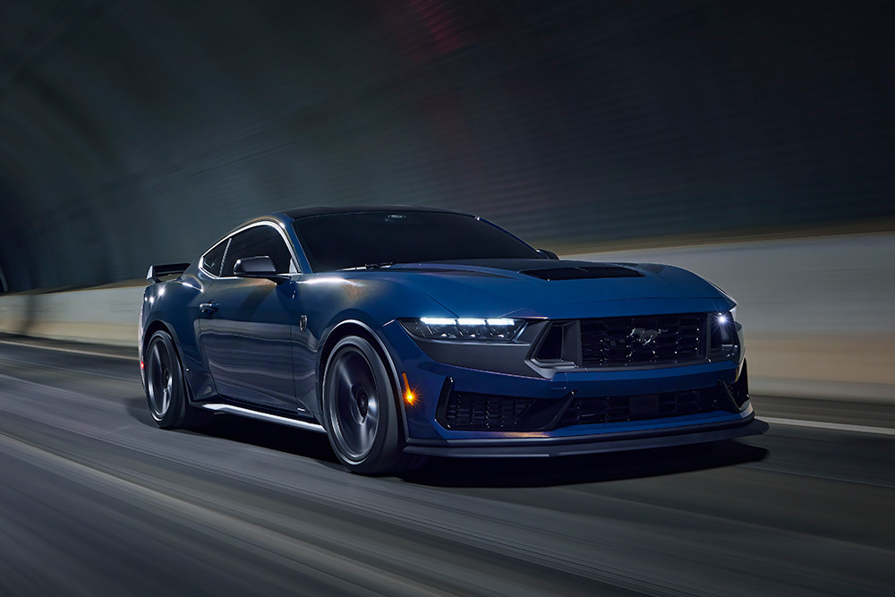 Samochód sportowy Ford Mustang w kolorze mglistego błękitu przejeżdżający przez tunel.