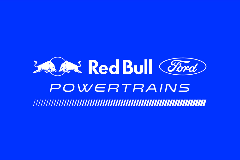 Logo Red Bull Ford Powertrains dla Formuły 1 na niebieskim tle
