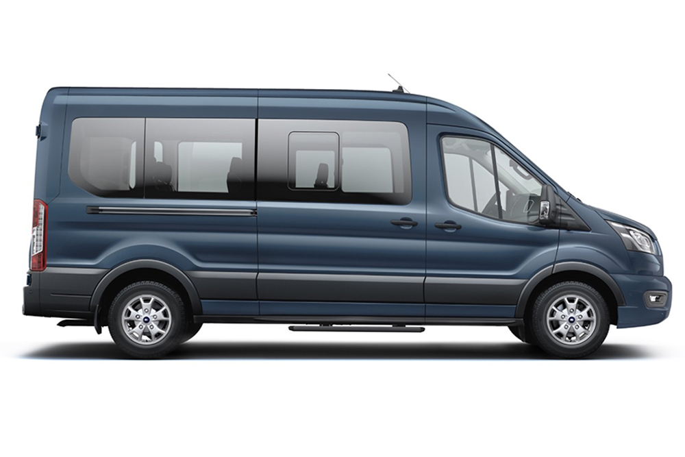 Niebieski Ford Transit Minibus z gamy minivanów Forda.