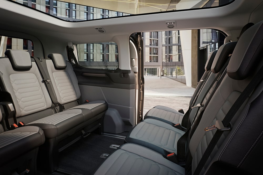 Trzy rzędy foteli z wszechstronną regulacją w minivanie Ford Tourneo Custom.