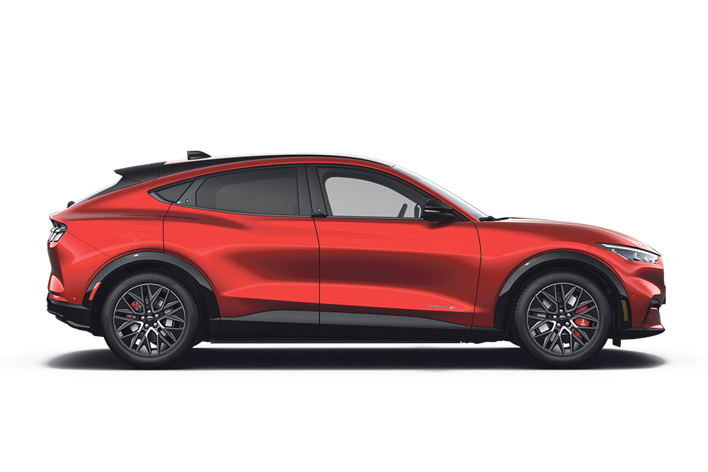 Czerwony Ford Mustang Mach-E z gamy samochodów sportowych Forda.