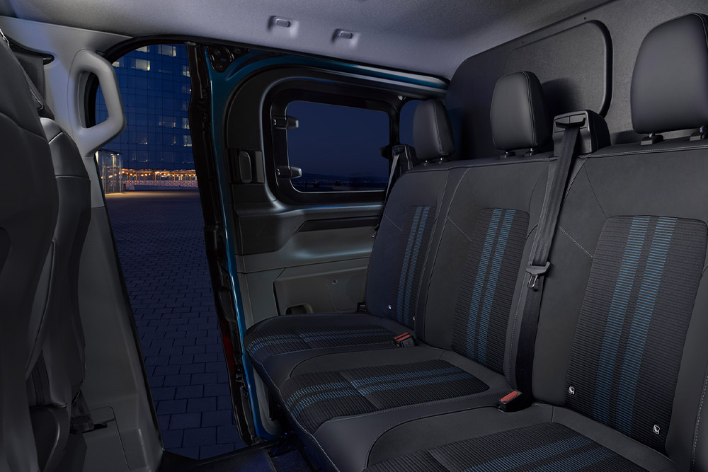 Fotele drugiego rzędu w Fordzie E-Transit Custom DCIV.