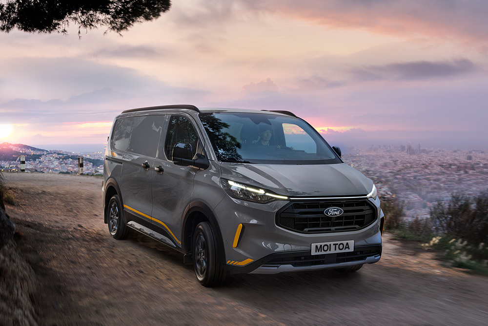 Szary van Ford Transit Custom Trail z żółtymi akcentami.