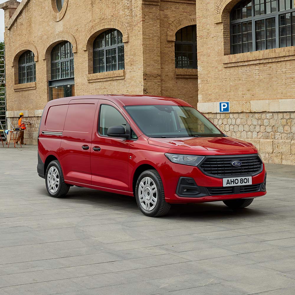 Ford Transit Connect Trend w kolorze Lava Red, z widocznym przednim grillem i automatycznymi reflektorami.