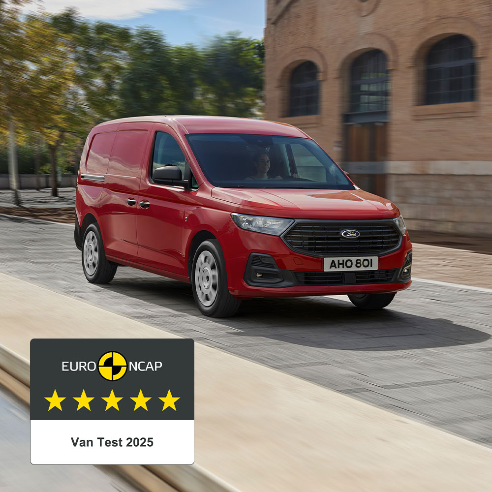 Ford Transit Connect Trend w kolorze Lava Red, z widocznym przednim grillem i automatycznymi reflektorami.