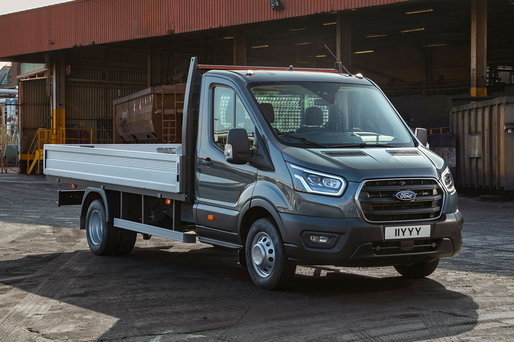 Powozie Ford Transit zaparkowane na terenie przemysłowym.