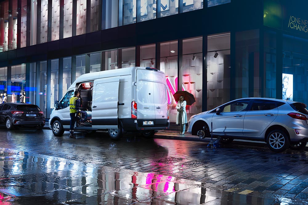 Mobilny serwis Ford Transit zaparkowany w mieście nocą.