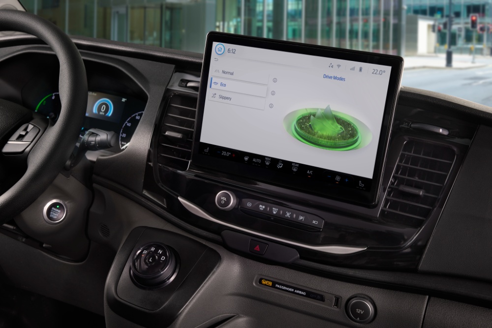 Deska rozdzielcza vana Ford E-Transit z ekranem dotykowym wyświetlającym tryby jazdy.