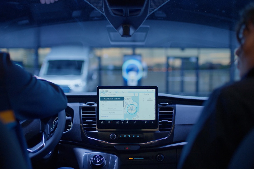 Deska rozdzielcza vana Ford Transit z systemem nawigacji.