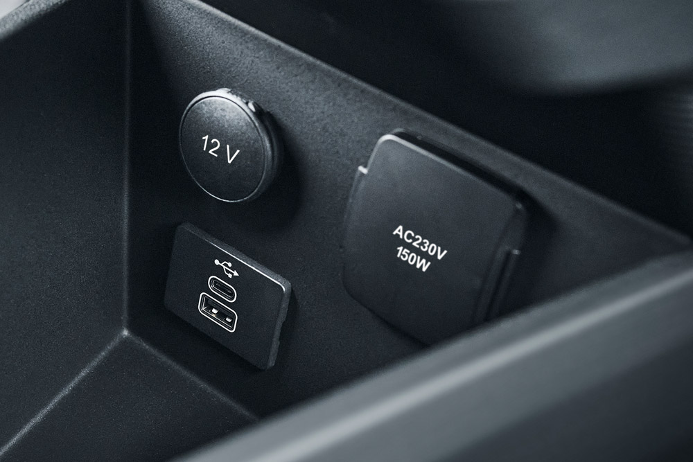 Ford E-Tourneo Courier gniazda USB