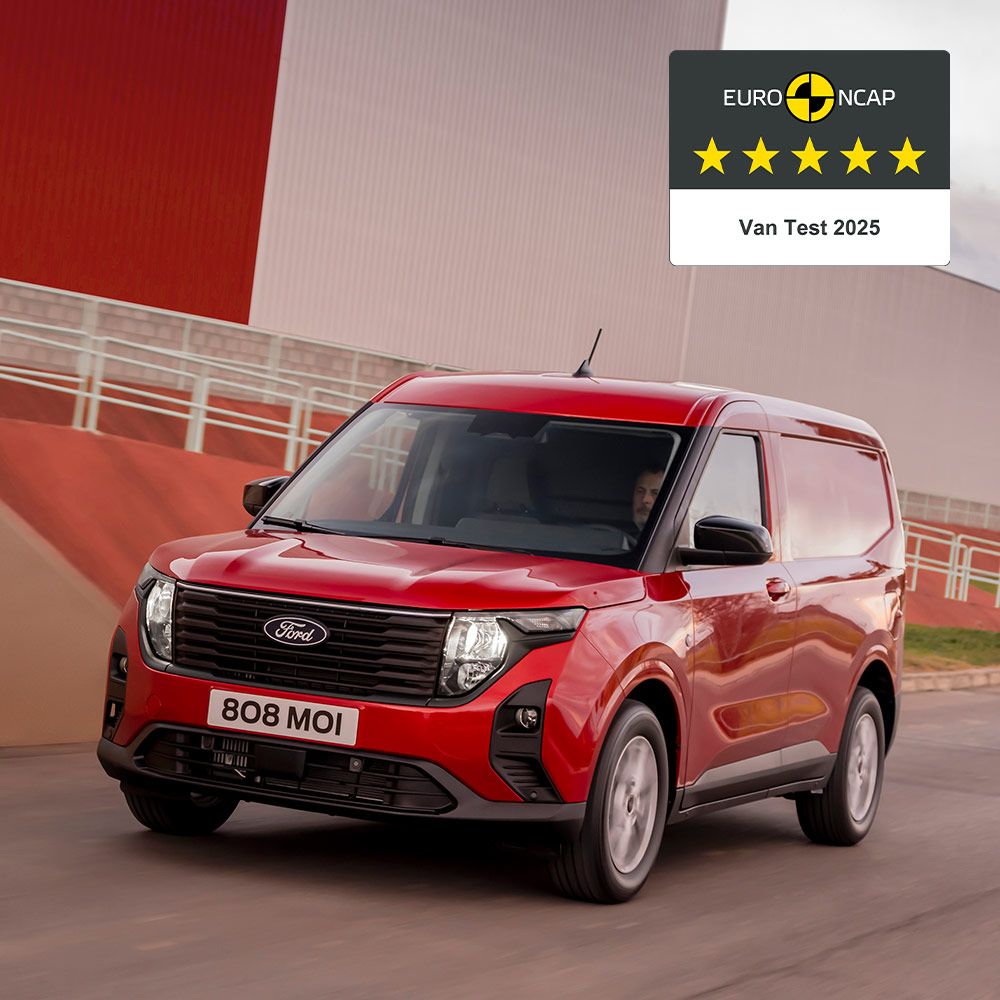 Nowy Ford Transit Courier Van w kolorze czerwonym w trakcie jazdy
