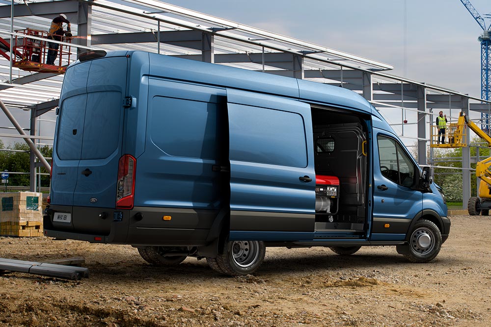  Niebieski van Ford Pro Transit zaparkowany na placu budowy.