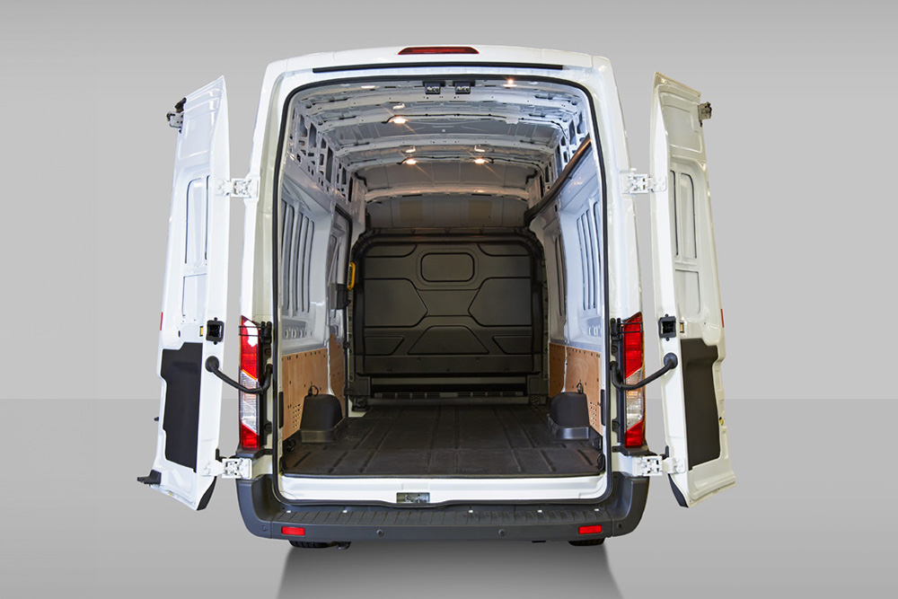  Widok z tyłu wnętrza białego vana Ford Pro Transit.