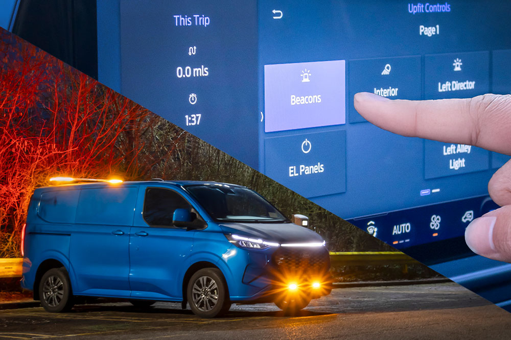 Niebieski van Ford Transit Custom w nocy z bursztynowymi światłami ostrzegawczymi i cyfrowym ekranem pokazującym sterowanie zabudową.